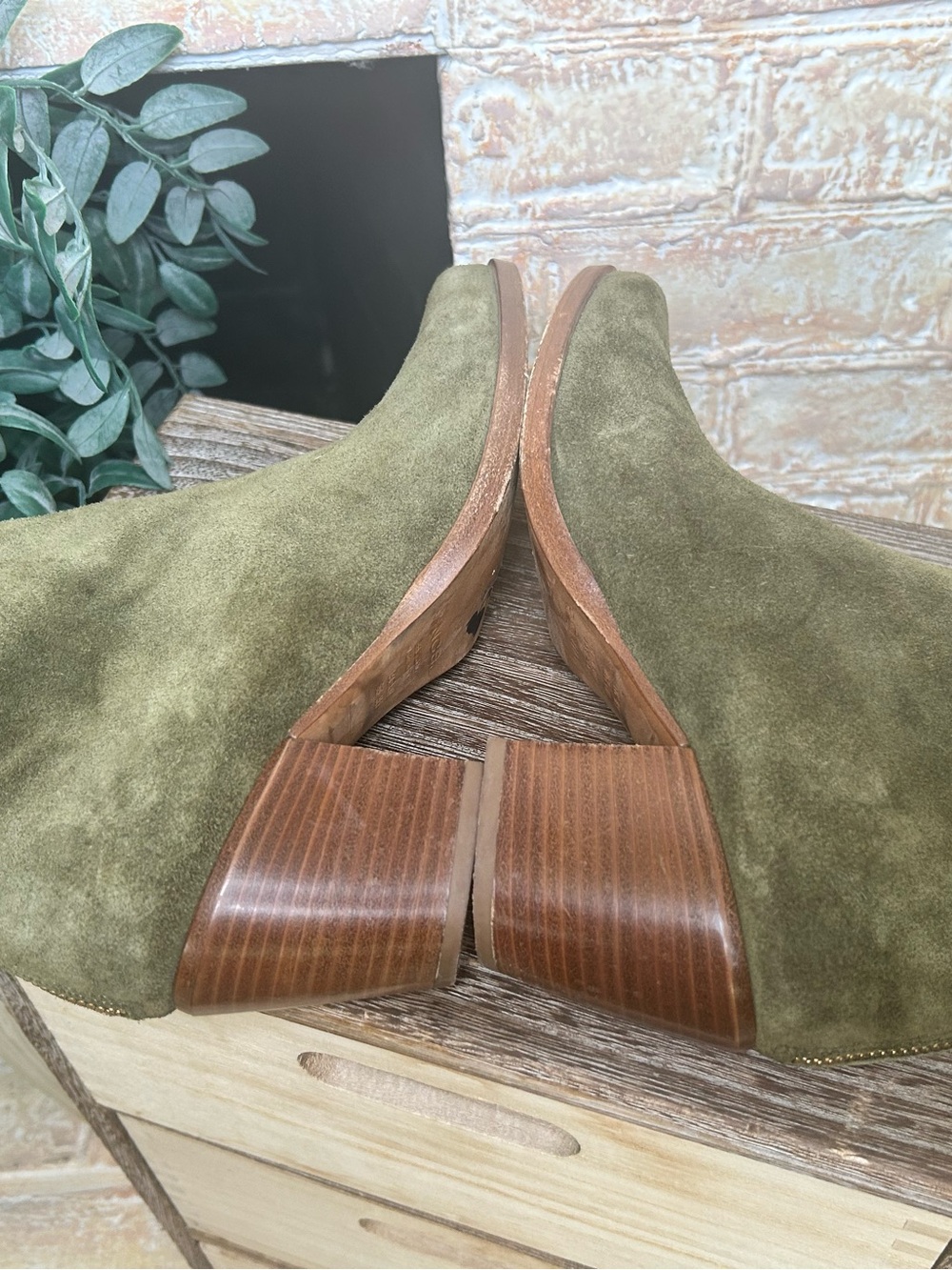 Vince Havana Notch Suede Booties Military Green Made Italy Women’s 8.5 old money - Picture 7 of 9
